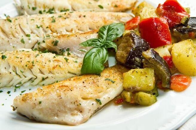 The weekly low-carb menu includes cod baked with eggplant and tomatoes. 